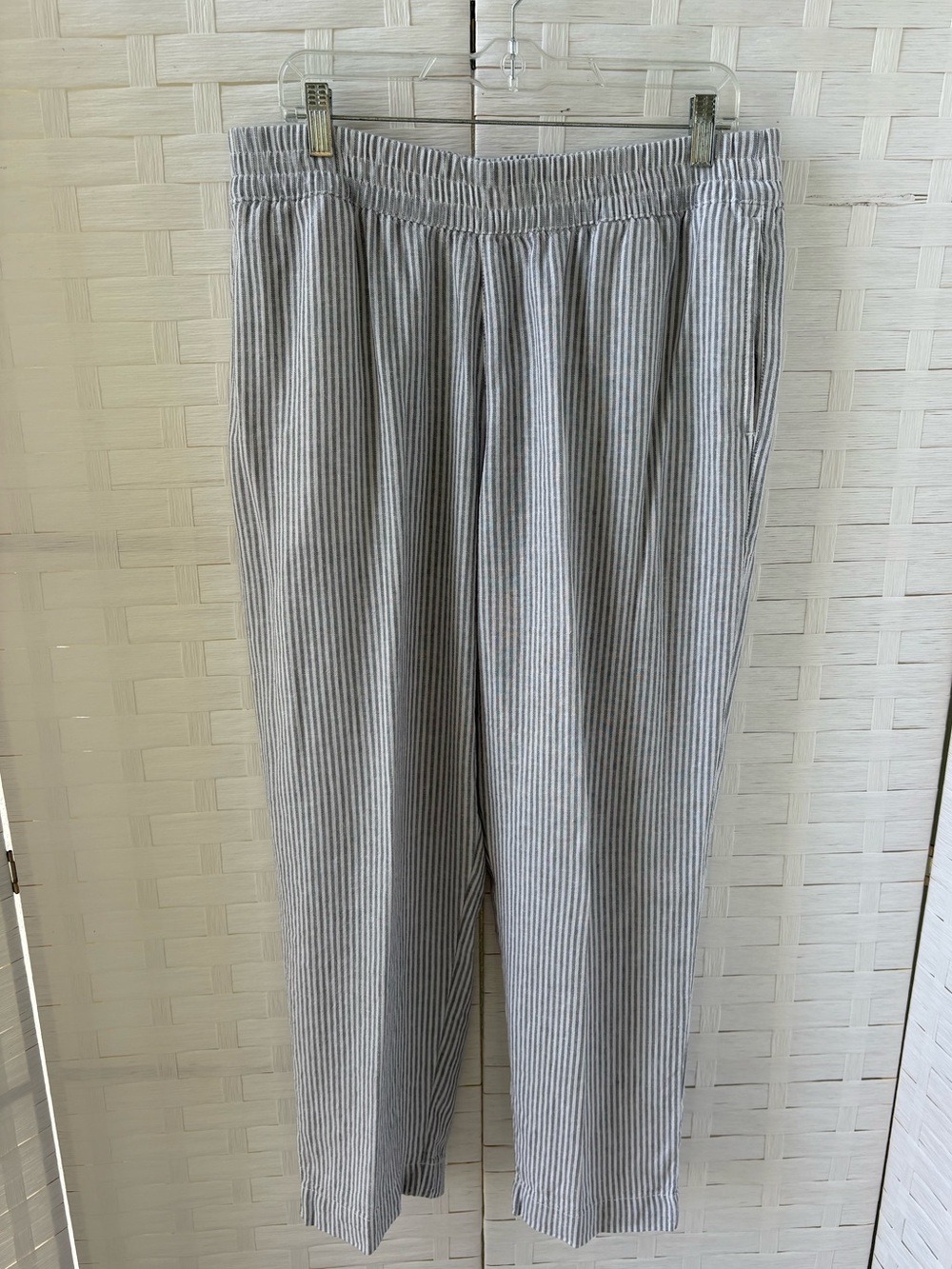 Old Navy Women Size L Gray Pinstripe Elastic Waist Pants Pockets Cruise Everyday